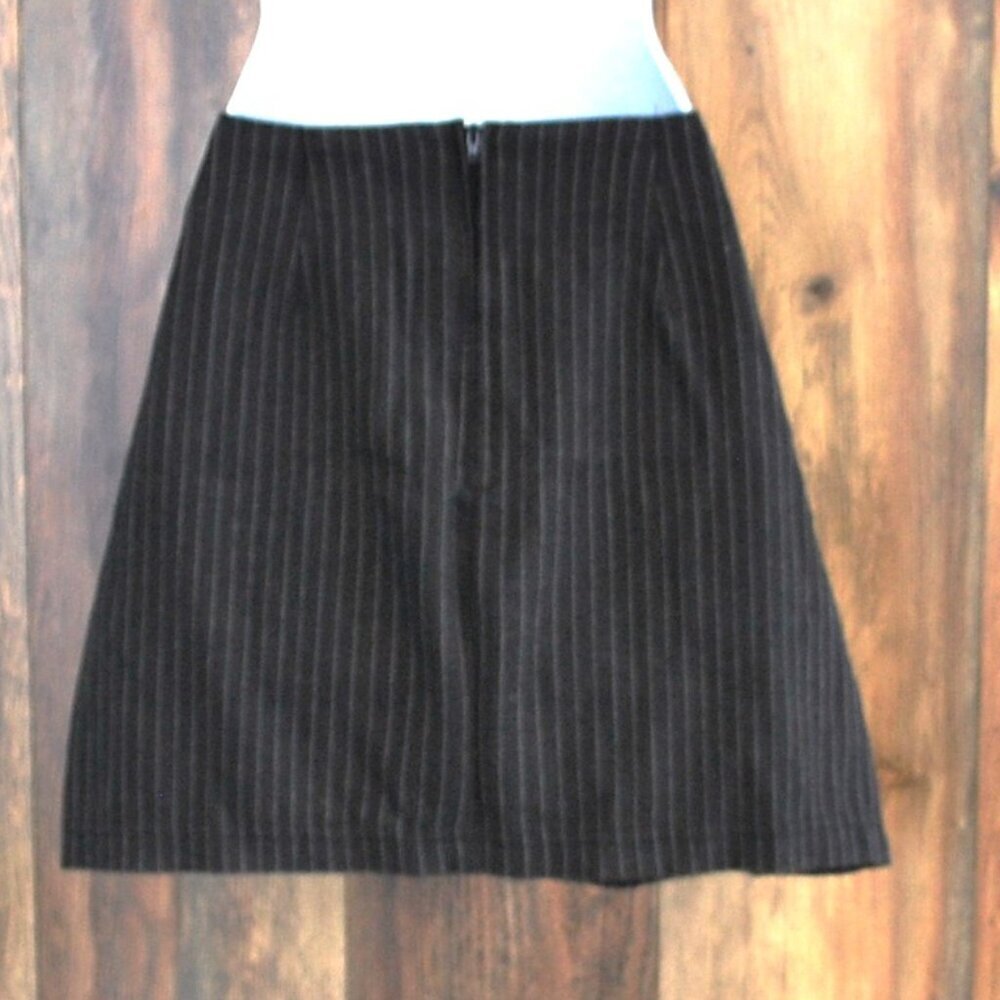In Moda Dark Gray  with White Pin Stripe Mini Stretch Skirt Size 11 - Picture 4 of 5